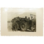 DAK soldaten van Maschinengewehrkompanie ( mot) met Kübelwagen